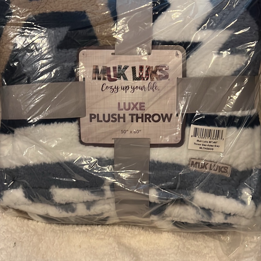 Muk Luks Luxe Plush Throw in Blue and White